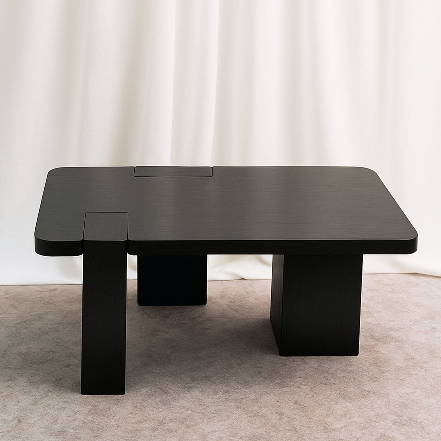 Una mesa de centro que se aparta de lo convencional para convertirse en un verdadero hito dentro del espacio. Color carbón.