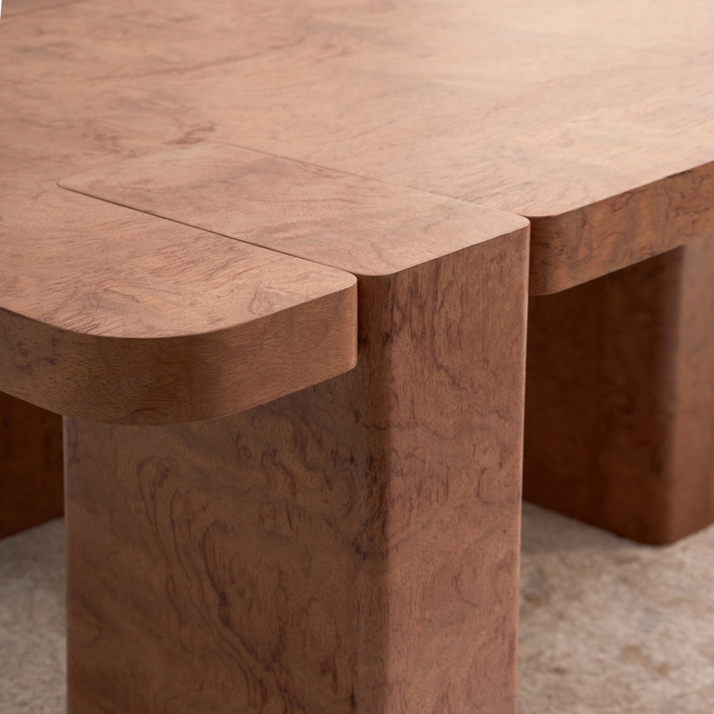 Una mesa de centro que se aparta de lo convencional para convertirse en un verdadero hito dentro del espacio. Color ocre.