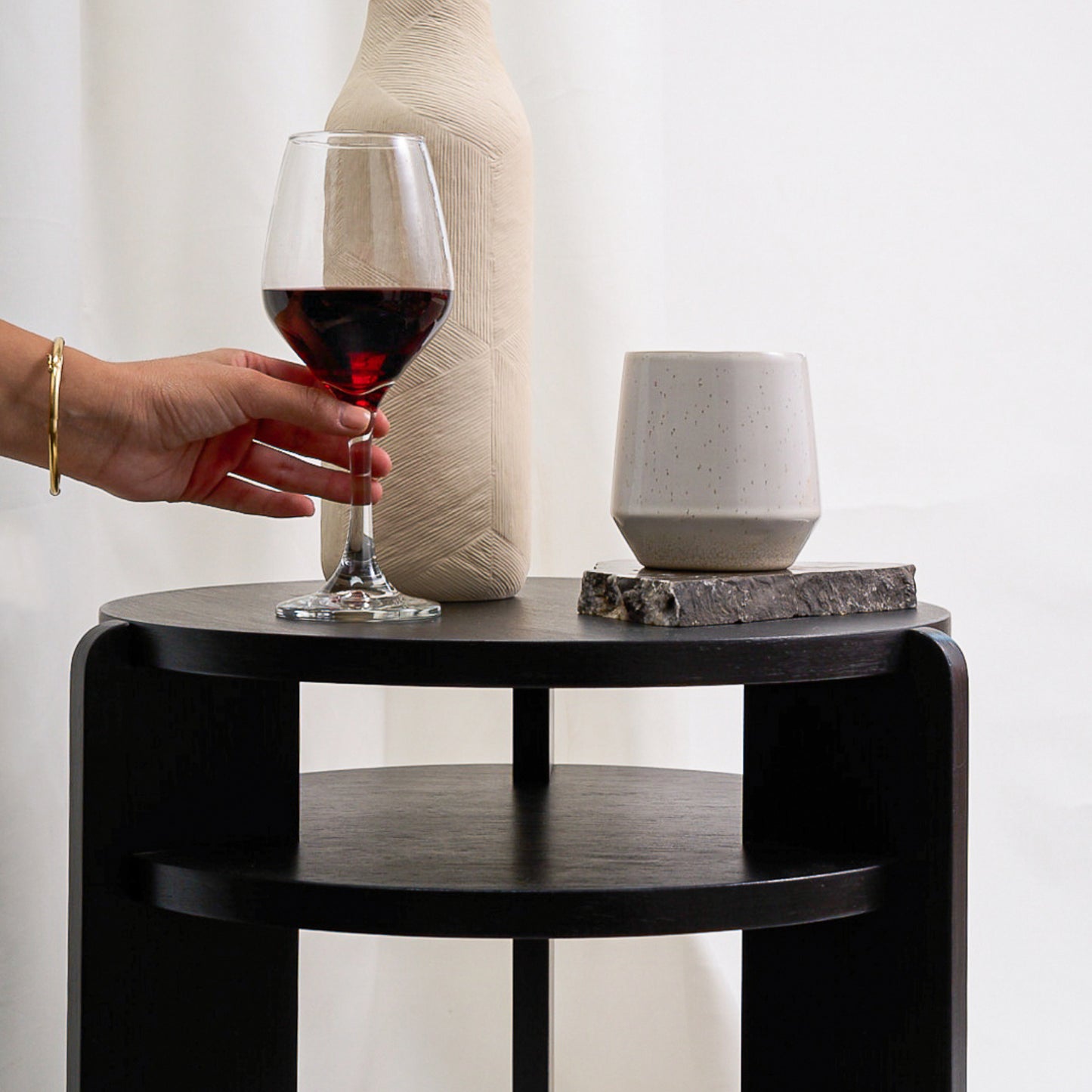 Mesa con un diseño combina geometría circular y estructura vertical con una precisión que sorprende por su simplicidad. Color carbón.