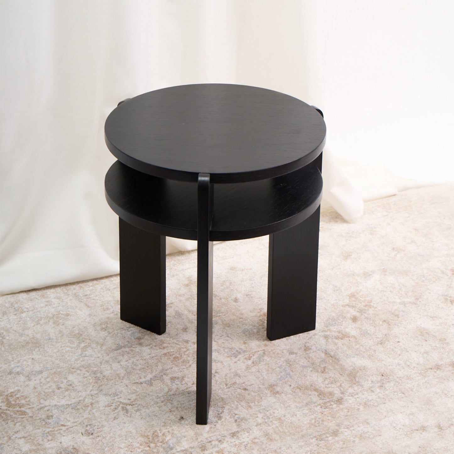 Mesa con un diseño combina geometría circular y estructura vertical con una precisión que sorprende por su simplicidad. Color carbón.