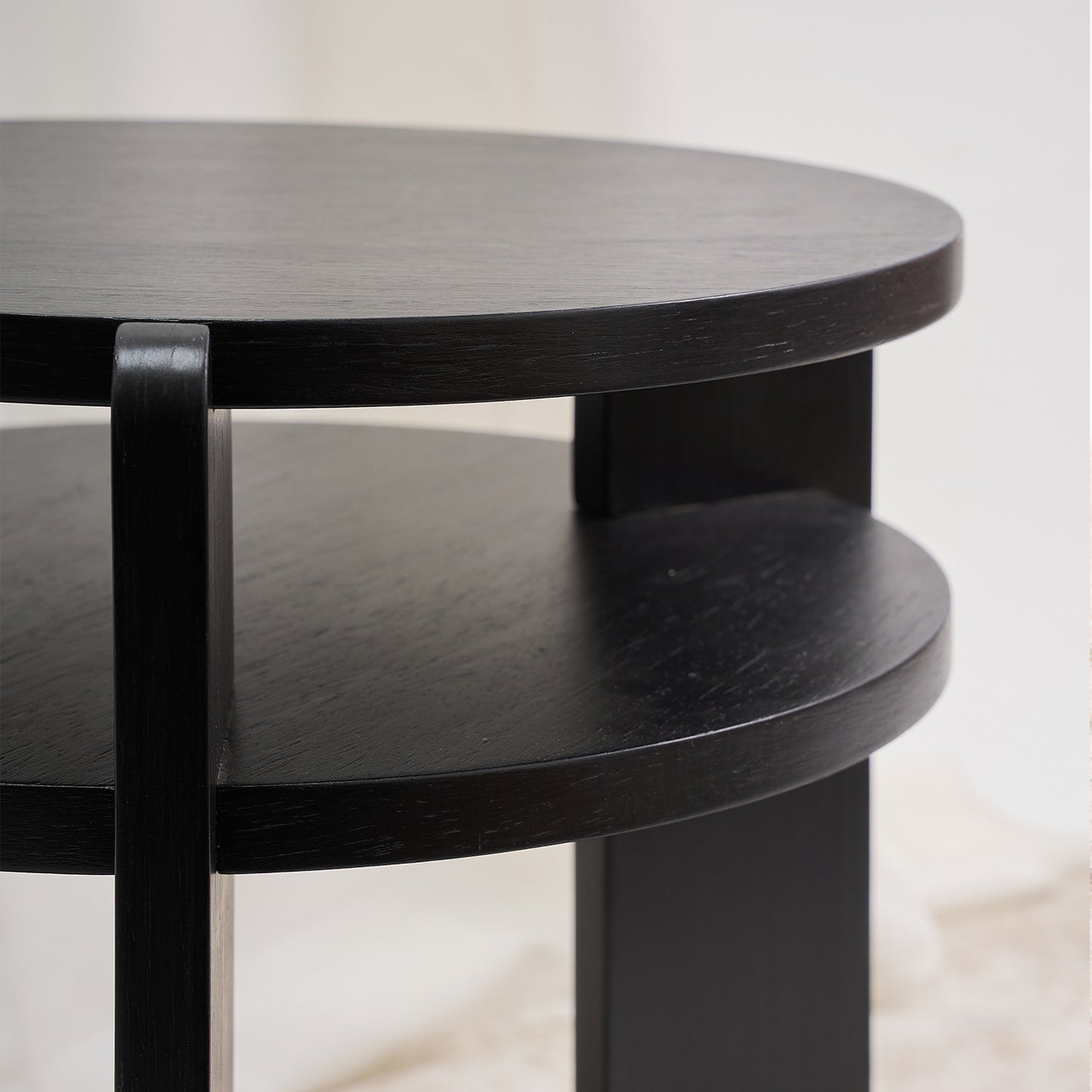 Mesa con un diseño combina geometría circular y estructura vertical con una precisión que sorprende por su simplicidad. Color carbón.