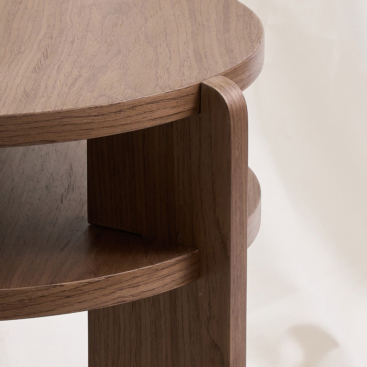 Mesa con un diseño combina geometría circular y estructura vertical con una precisión que sorprende por su simplicidad. Color nuez.