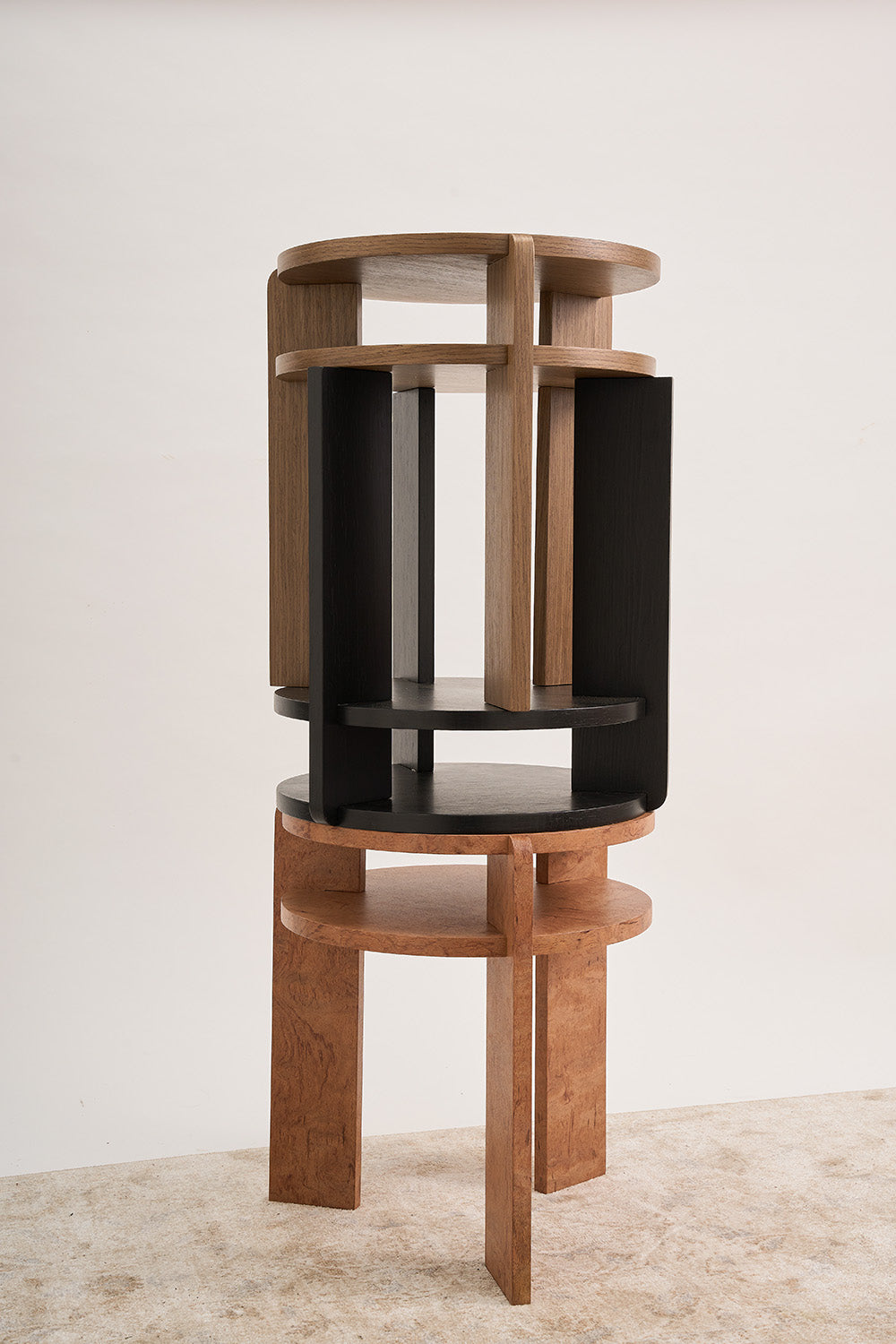 Tres mesas de madera apiladas.