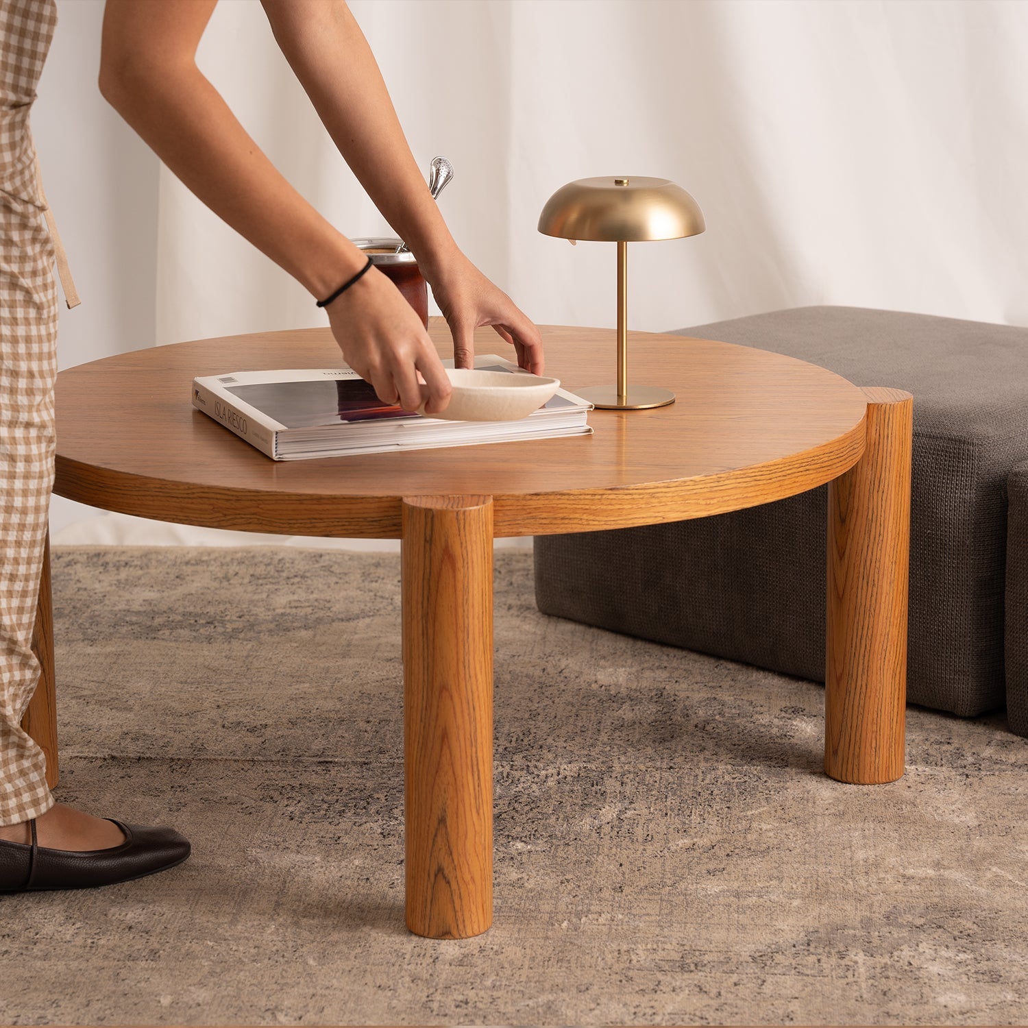 Mesa de centro de madera con objetos decorativos sobre ella.