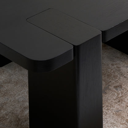 Una mesa de centro que se aparta de lo convencional para convertirse en un verdadero hito dentro del espacio. Color carbón.