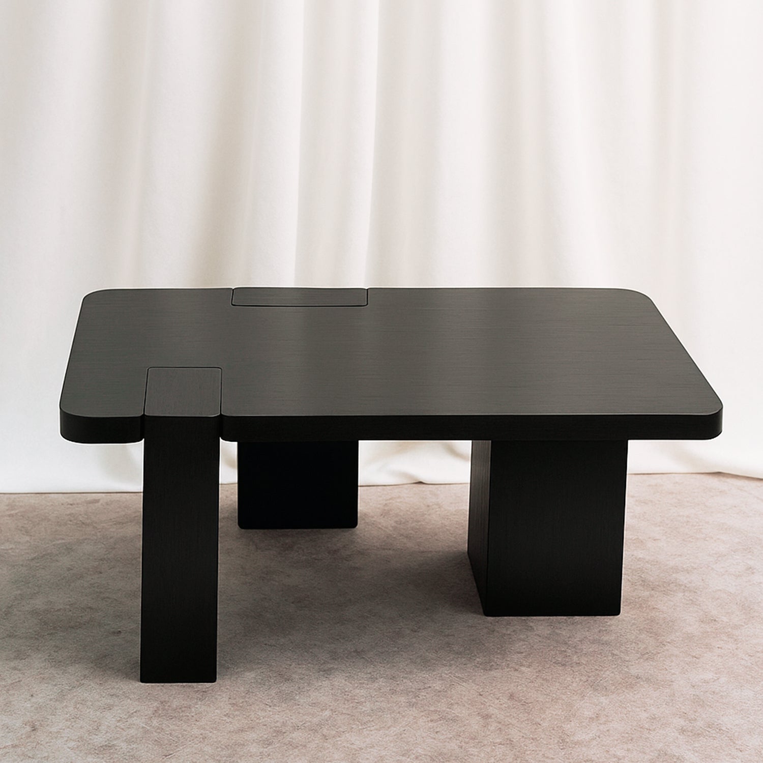 Una mesa de centro que se aparta de lo convencional para convertirse en un verdadero hito dentro del espacio. Color carbón.