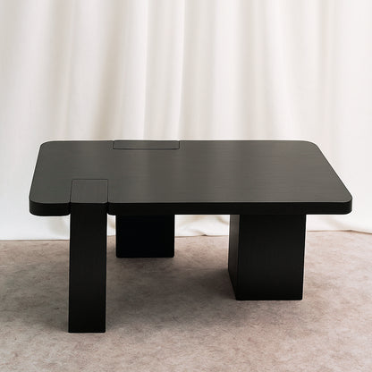 Una mesa de centro que se aparta de lo convencional para convertirse en un verdadero hito dentro del espacio. Color carbón.