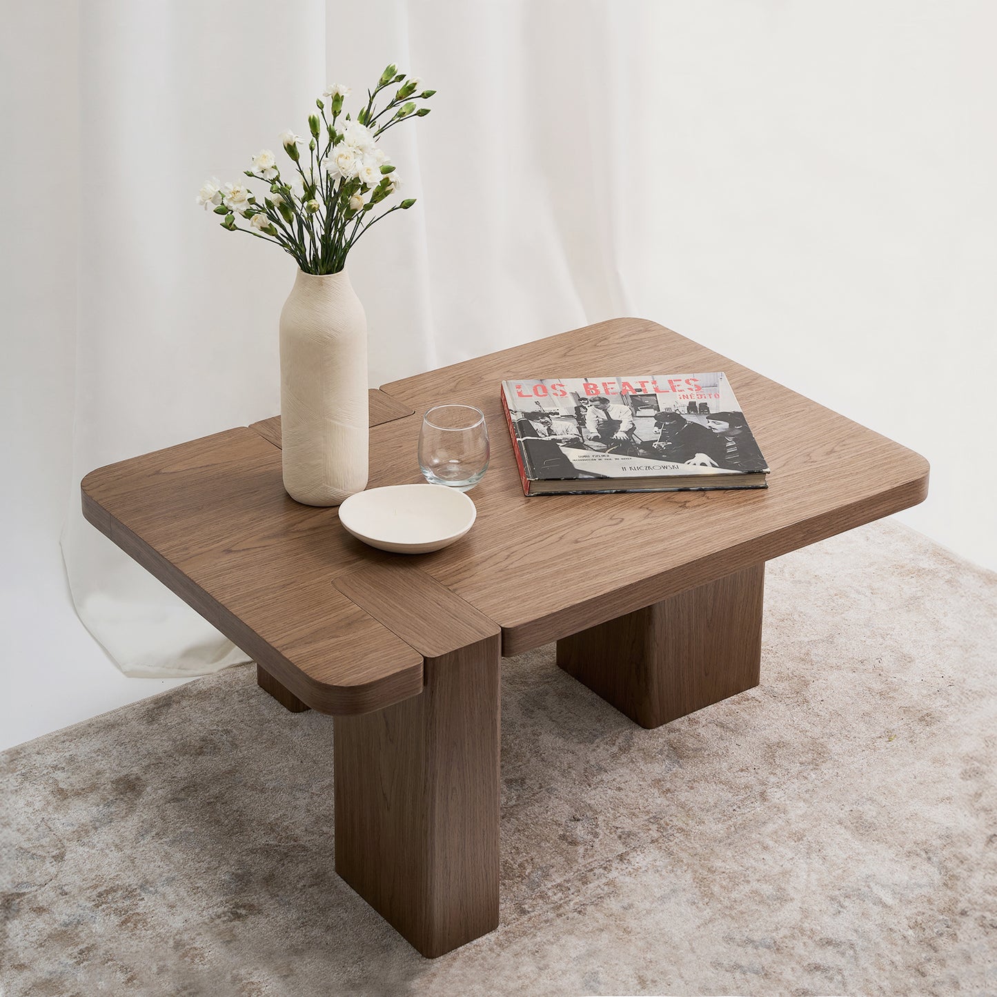 Una mesa de centro que se aparta de lo convencional para convertirse en un verdadero hito dentro del espacio. Color nuez.