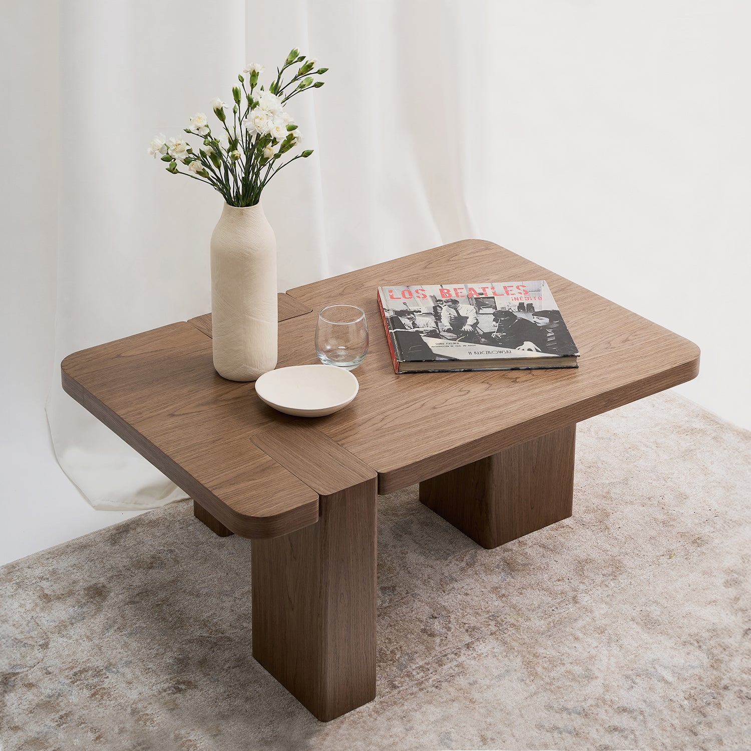 Una mesa de centro que se aparta de lo convencional para convertirse en un verdadero hito dentro del espacio. Color nuez.