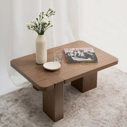 Una mesa de centro que se aparta de lo convencional para convertirse en un verdadero hito dentro del espacio. Color nuez.