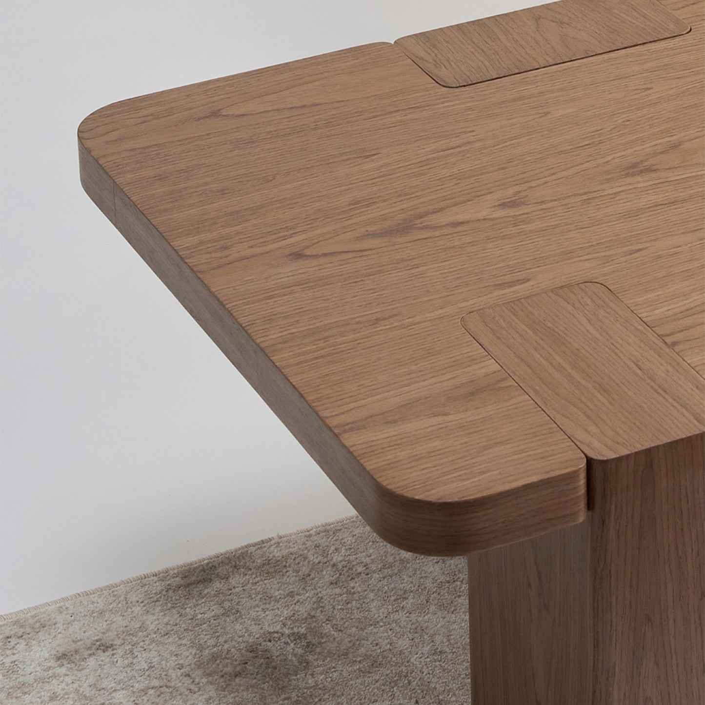 Una mesa de centro que se aparta de lo convencional para convertirse en un verdadero hito dentro del espacio. Color nuez.