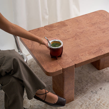 Una mesa de centro que se aparta de lo convencional para convertirse en un verdadero hito dentro del espacio. Color ocre.