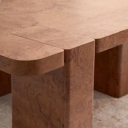 Una mesa de centro que se aparta de lo convencional para convertirse en un verdadero hito dentro del espacio. Color ocre.