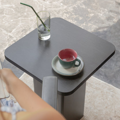 Mesa con una estructura ortogonal que se suaviza con sutiles curvas en el tablero y la base, creando una sensación de armonía. Color carbón.