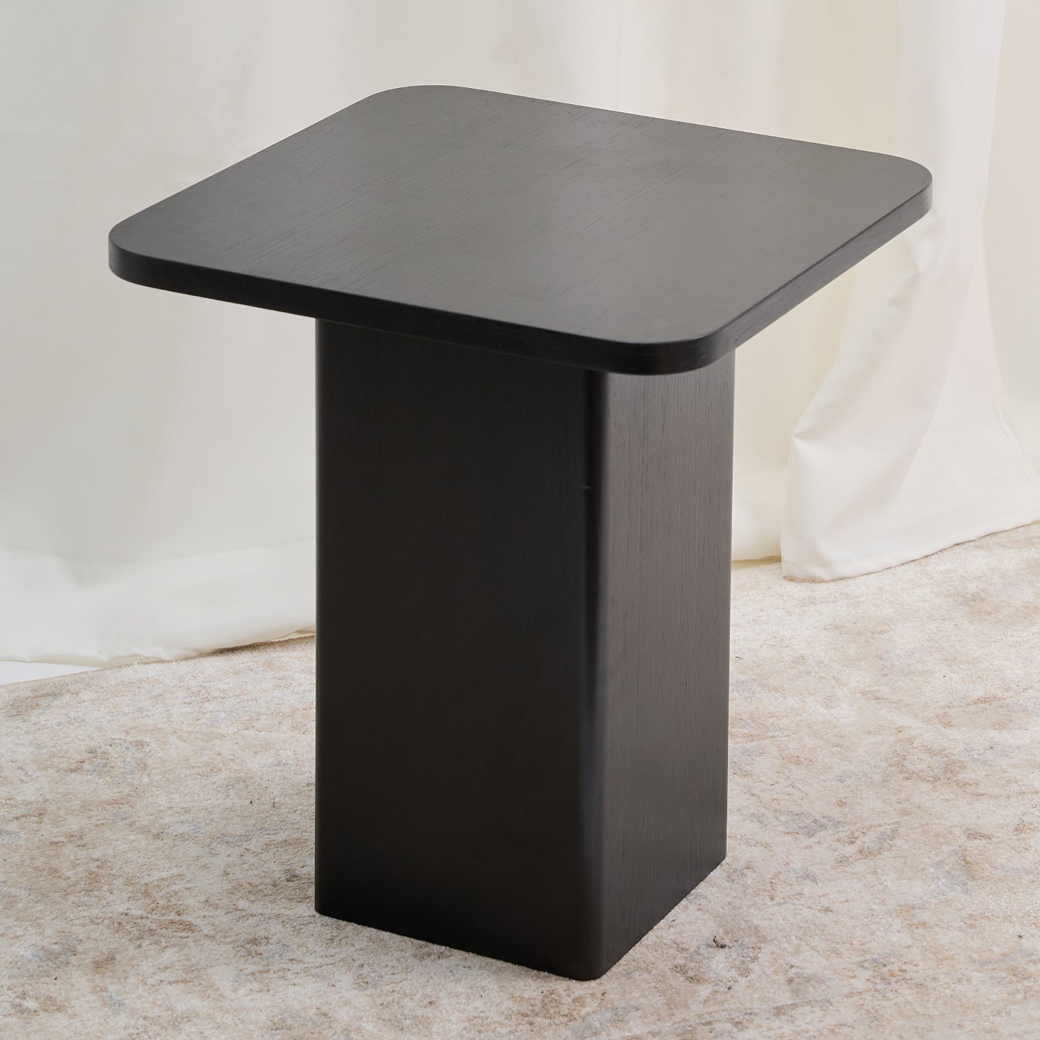 Mesa con una estructura ortogonal que se suaviza con sutiles curvas en el tablero y la base, creando una sensación de armonía. Color carbón.