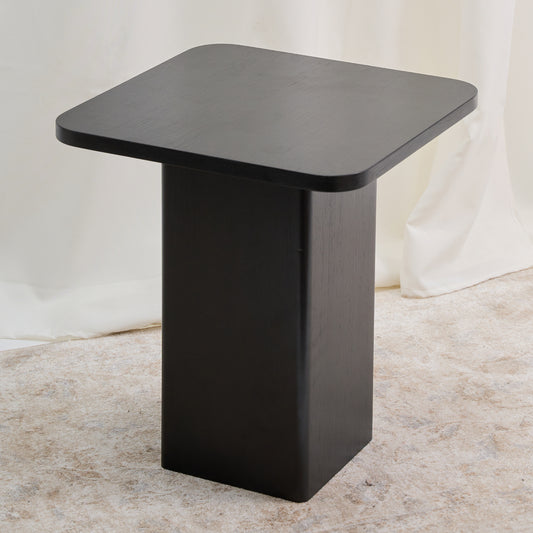 Mesa con una estructura ortogonal que se suaviza con sutiles curvas en el tablero y la base, creando una sensación de armonía. Color carbón.