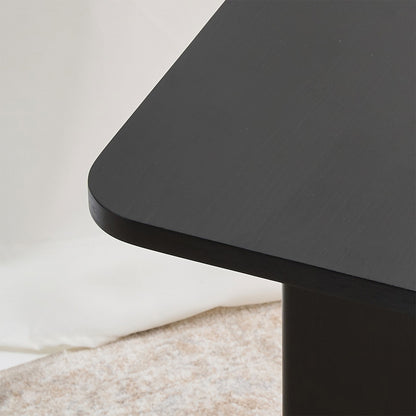 Mesa con una estructura ortogonal que se suaviza con sutiles curvas en el tablero y la base, creando una sensación de armonía. Color carbón.