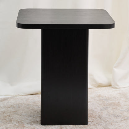 Mesa con una estructura ortogonal que se suaviza con sutiles curvas en el tablero y la base, creando una sensación de armonía. Color carbón.