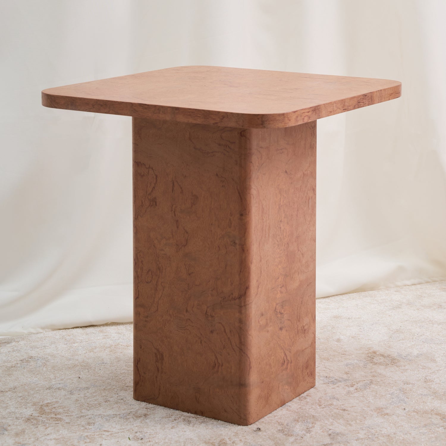 Mesa con una estructura ortogonal que se suaviza con sutiles curvas en el tablero y la base, creando una sensación de armonía. Color ocre.