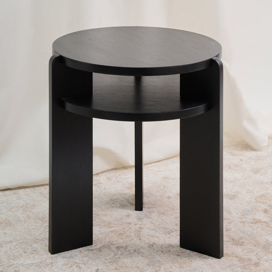 Mesa con un diseño combina geometría circular y estructura vertical con una precisión que sorprende por su simplicidad. Color carbón.