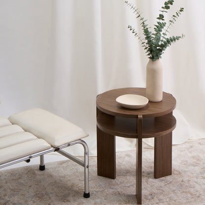 Mesa con un diseño combina geometría circular y estructura vertical con una precisión que sorprende por su simplicidad. Color nuez.