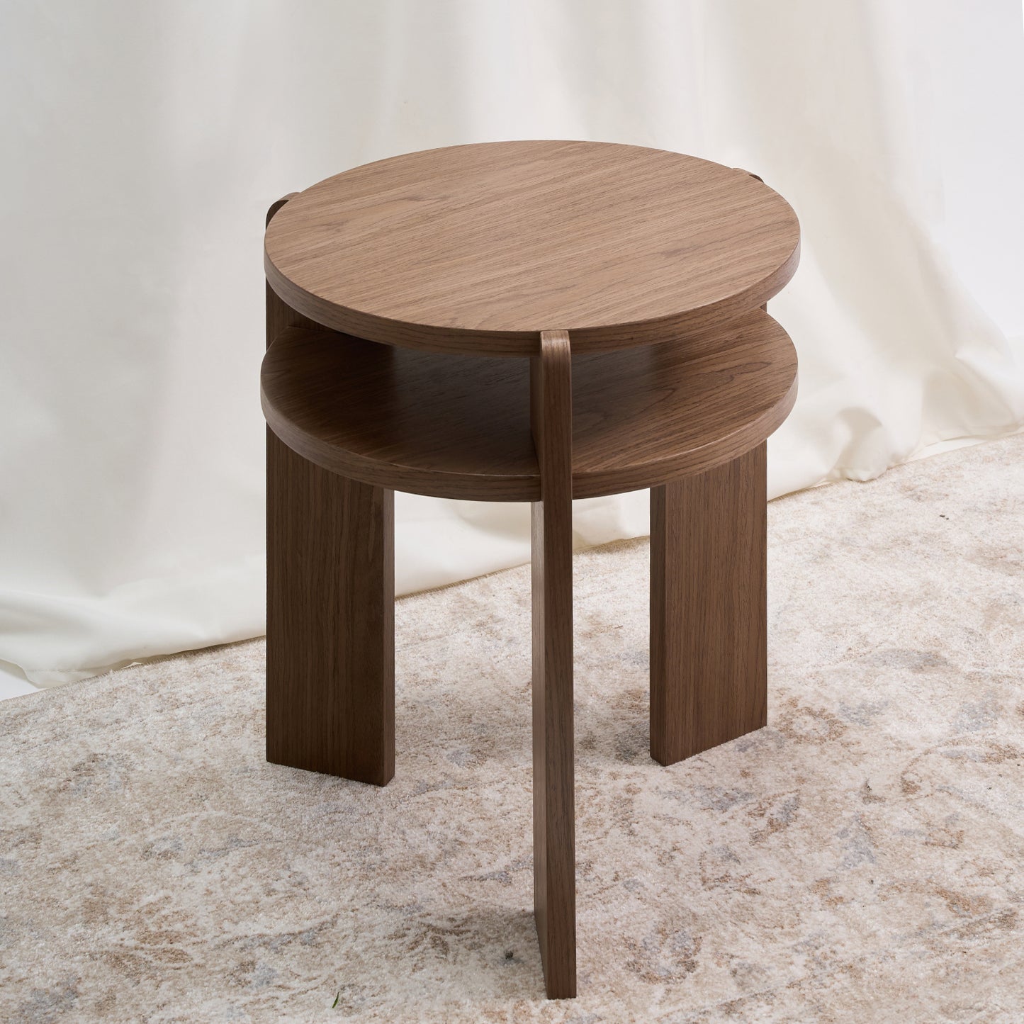 Mesa con un diseño combina geometría circular y estructura vertical con una precisión que sorprende por su simplicidad. Color nuez.