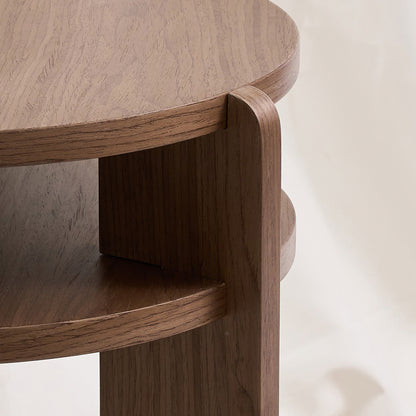 Mesa con un diseño combina geometría circular y estructura vertical con una precisión que sorprende por su simplicidad. Color nuez.