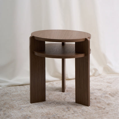 Mesa con un diseño combina geometría circular y estructura vertical con una precisión que sorprende por su simplicidad. Color nuez.