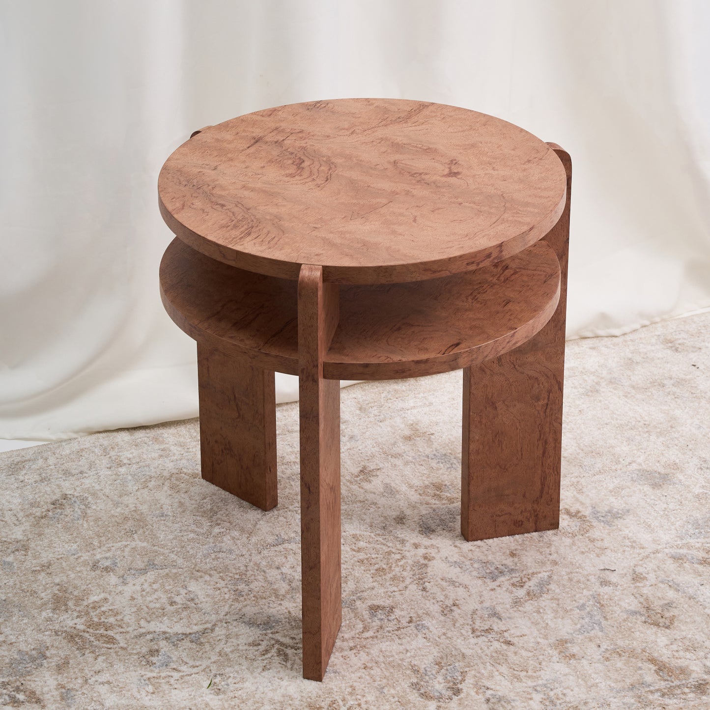 Mesa con un diseño combina geometría circular y estructura vertical con una precisión que sorprende por su simplicidad. Color ocre.