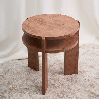 Mesa con un diseño combina geometría circular y estructura vertical con una precisión que sorprende por su simplicidad. Color ocre.