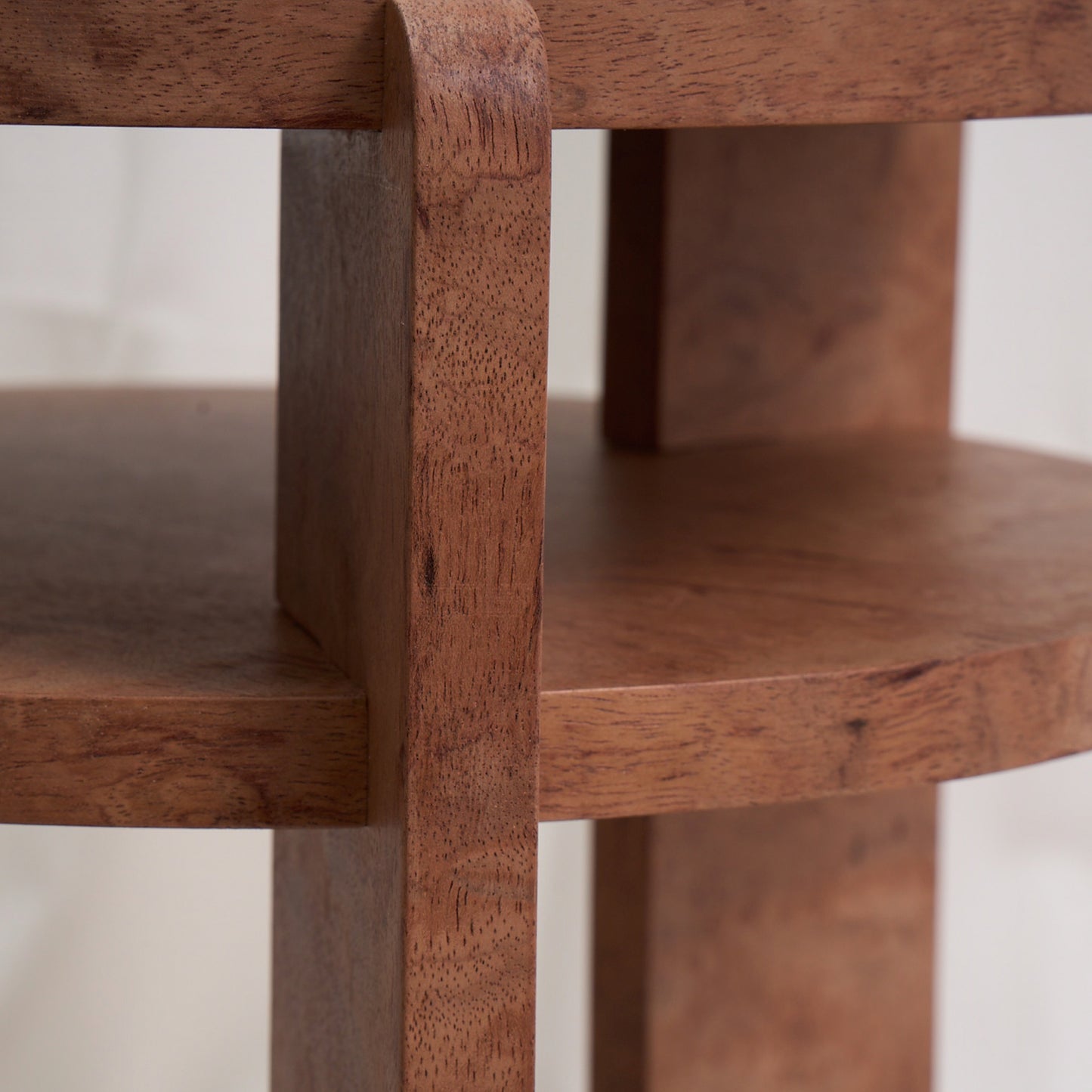 Mesa con un diseño combina geometría circular y estructura vertical con una precisión que sorprende por su simplicidad. Color ocre.