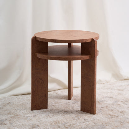 Mesa con un diseño combina geometría circular y estructura vertical con una precisión que sorprende por su simplicidad. Color ocre.